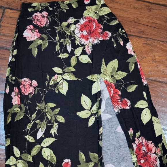 Charlotte Russe maxi skirt with Thigh split - Picture 3 of 8